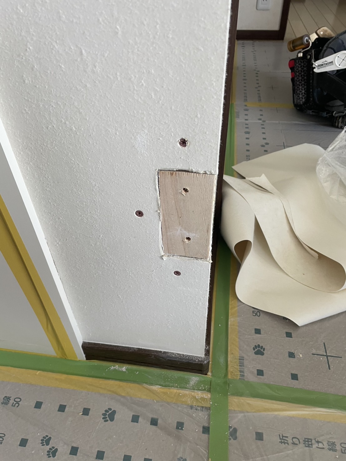 壁の裏側へ補強材を取り付けた状態